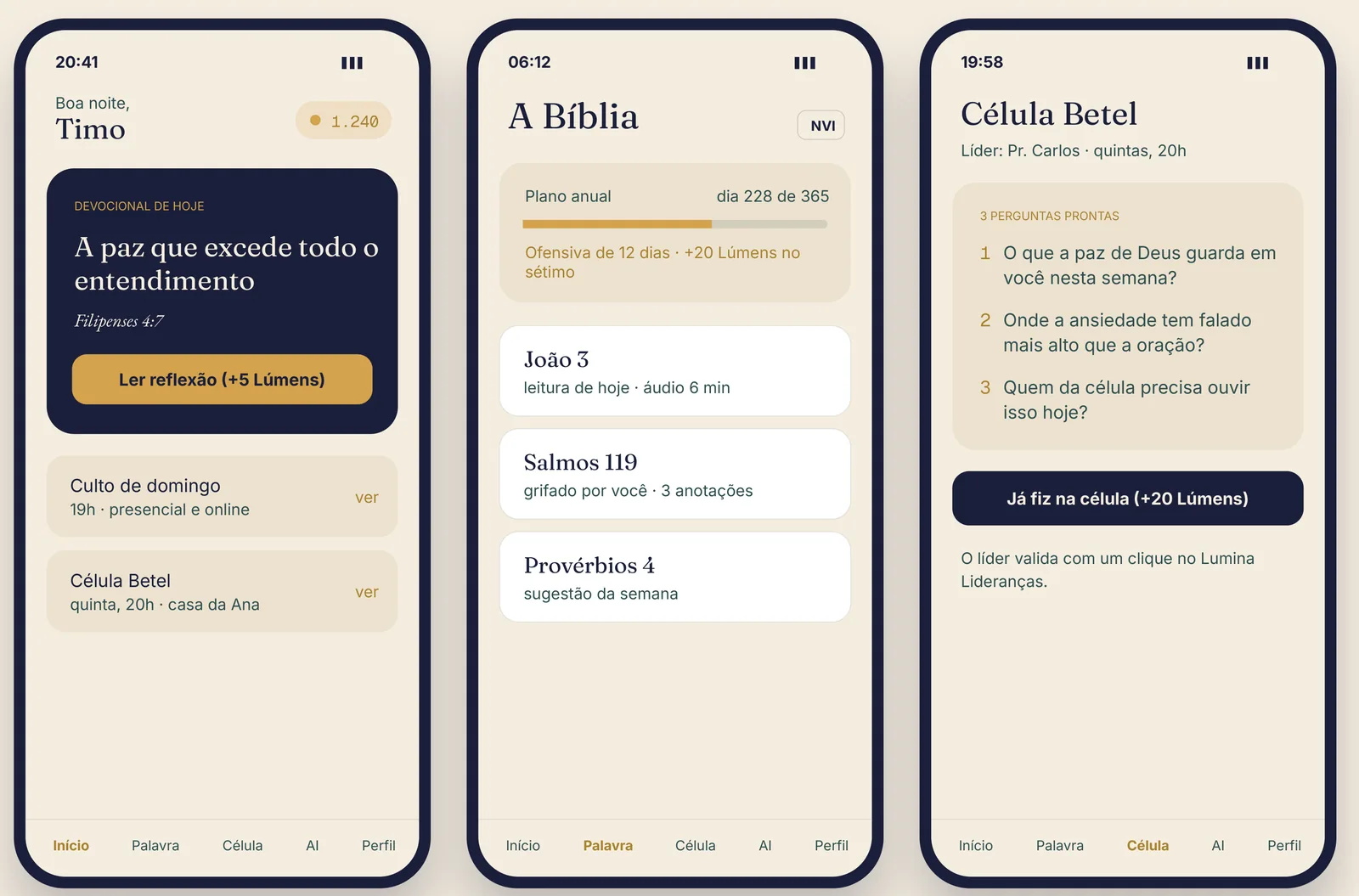 Três telas do app do membro lado a lado: o início com o devocional do dia, o plano de leitura da Bíblia e as perguntas da célula